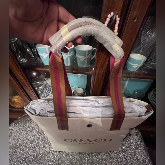 ❌SOLD❌ COACH Canvas Tote Large NWT EXCELLENT CONDITION - Picture 9 of 11